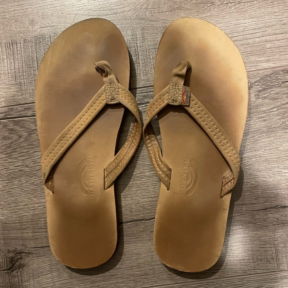Rainbow Classic Brown Sandals

Narrow Strap Buckskin

RAINBOW SANDALS